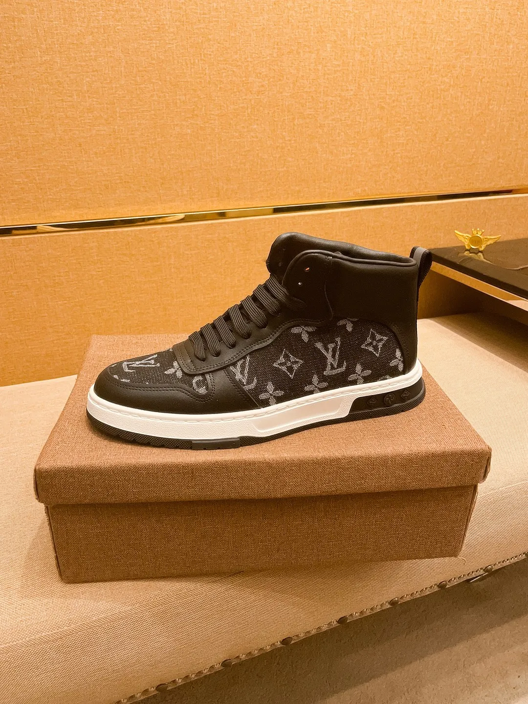 Men's shoes 💰 440💰【 LV 】🔥 Louis Vuitton, high-end men's shoes brand, official website 1:1 latest masterpiece: the upper is made of first-layer cowhide imported from Italy with a comfortable and breathable lining➕original non-slip and wear-resistant outsole🔥, making walking more convenient and comfortable! An exclusive new model, a stunning work, a beautiful 1:1 replica [color] compared to the official quality! Create a fashionable personality to set off your uniqueness! A must-have for trendy men! Classic🔥Size: 38-44 Color: 🔥Multiple colors available🔥